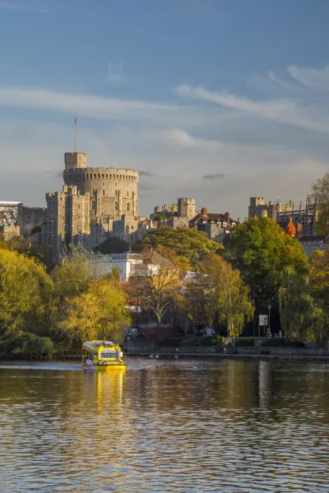 Framed Print : UK, England, Berkshire, Windsor, Windsor Castle from River Thames, Windsor Duck amphibious Framed Print : UK, England, Berkshire, Windsor, Windsor Castle from River Thames, Windsor Duck amphibious