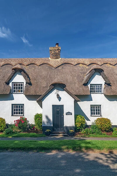 UK, England, Cambridgeshire, Elsworth, Traditional thatched cottage
