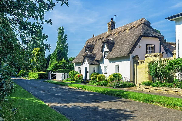 UK, England, Cambridgeshire, Elsworth, Traditional thatched cottage