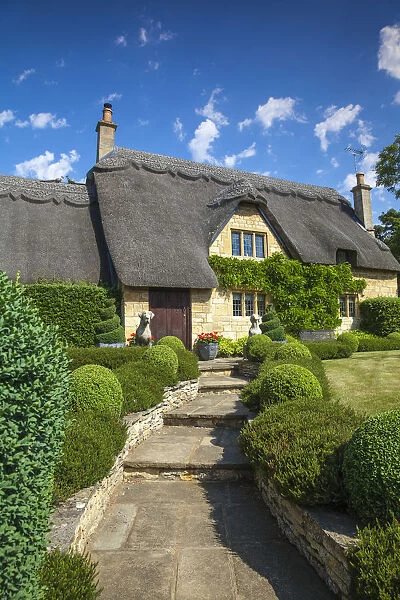 UK, England, Gloucestershire, Cotswold, Thatched house in Chipping Campden
