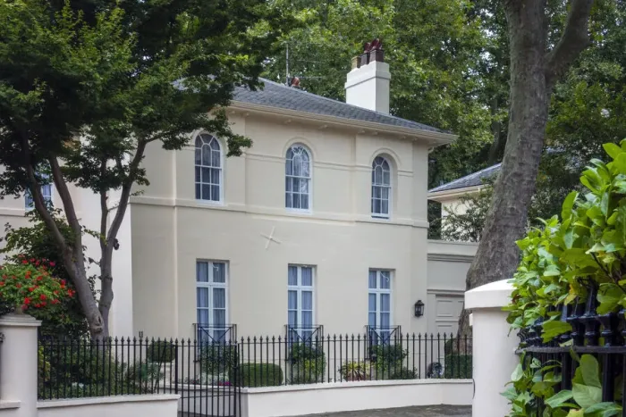 Framed Print : UK, England, London, Borough of Camden, early 19th Century Regency era neo-classical townhouses with stucco facades near Regents Park. Expensive real estate. No people Framed Print : UK, England, London, Borough of Camden, early 19th Century Regency era neo-classical townhouses with stucco facades near Regents Park. Expensive real estate. No people
