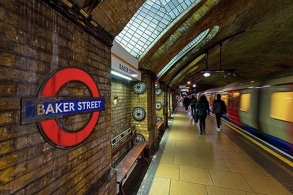 UK, England, London, London Underground, Baker Street Station, Circle and Hammersmith and City Line platform