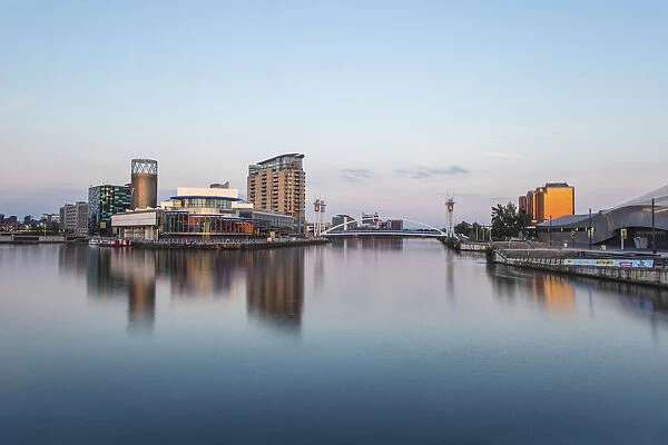 UK, England, Manchester, Salford, Salford Quays, Lowry theatre, footbridge and Quay