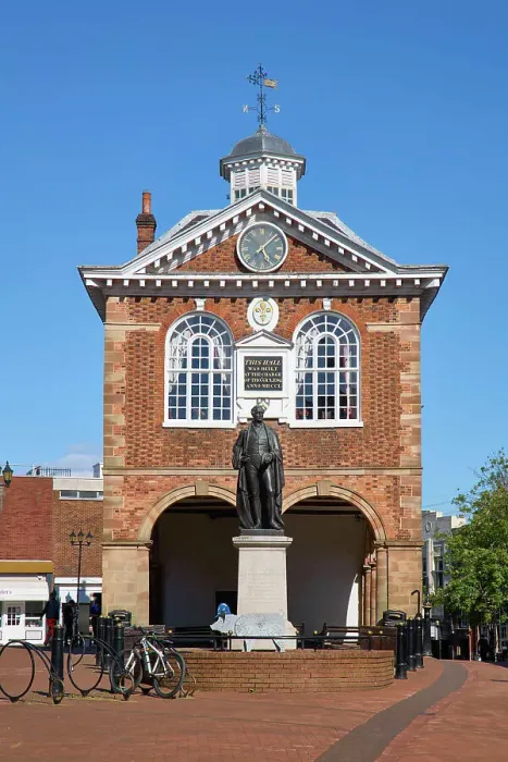 Framed Print : UK, England, Staffordshire, Tamworth, Town Hall with statue of Sir Robert Peel infront Framed Print : UK, England, Staffordshire, Tamworth, Town Hall with statue of Sir Robert Peel infront