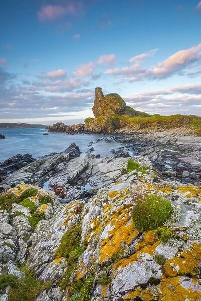 UK, Scotland, Argyll and Bute, Islay, Lagavulin Bay, Dunyvaig (Dunyveg) Castle