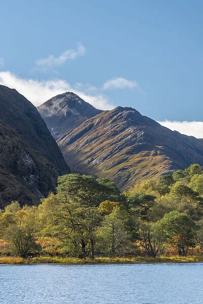 UK, Scotland, Highland, Loch Shiel, peaks of Sgurr Ghiubhsachain and Meall a