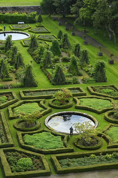 UK, Scotland, Highlands, Sutherland, Dunrobin Castle, garden