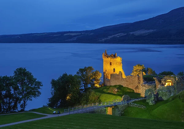 UK, Scotland, Highlands, Twilight view of the Urquhart Castle and Loch Ness