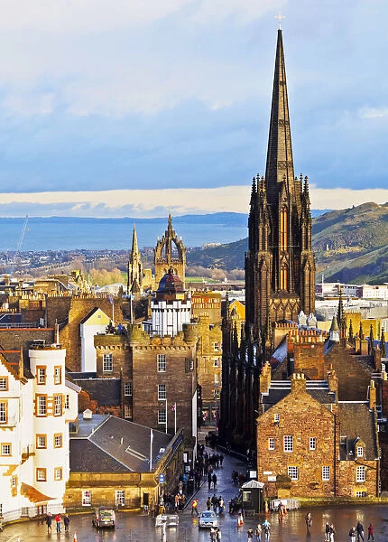 UK, Scotland, Lothian, Edinburgh, Old Town viewed from the Edinburgh Castle