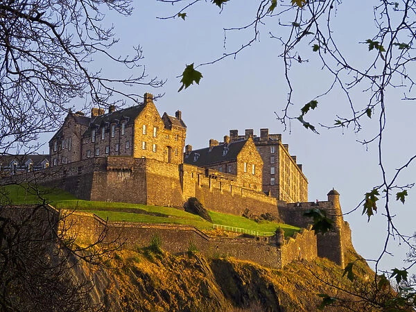 UK, Scotland, Lothian, Edinburgh, View of the Edinburgh Castle illuminated by the sunset
