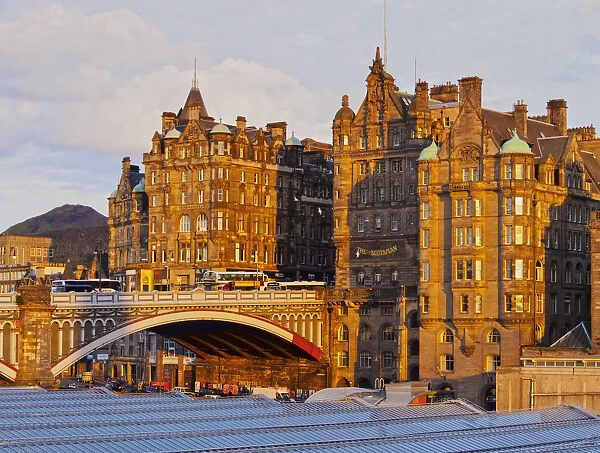 UK, Scotland, Lothian, Edinburgh, View of the Scotsman Hotel and the North Bridge