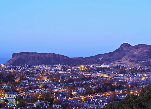 UK, Scotland, Lothian, Edinburgh, Twilight view of the city with Salisbury Crags