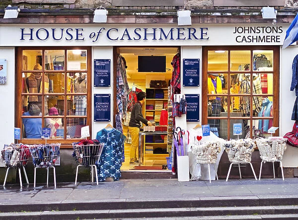 UK, Scotland, Lothian, Edinburgh, The Royal Mile, Exterior view of the House of Cashmere