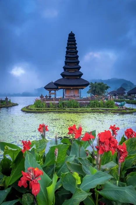 Framed Print : Ulun Danu Beratan Temple, Lake Bratan (Lake Bereaan), Bali, Indonesia Framed Print : Ulun Danu Beratan Temple, Lake Bratan (Lake Bereaan), Bali, Indonesia