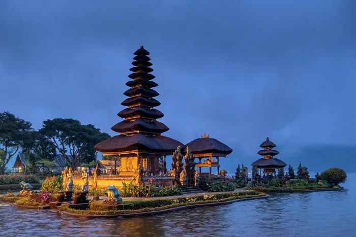 Framed Print : Ulun Danu Beratan Temple, Lake Bratan (Lake Bereaan), Bali, Indonesia Framed Print : Ulun Danu Beratan Temple, Lake Bratan (Lake Bereaan), Bali, Indonesia