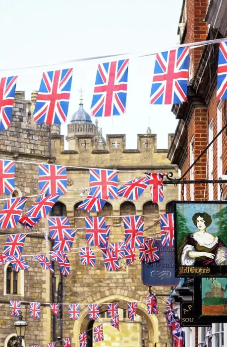 Framed Print : Union Jack bunting outside the Windsor Castle, Windsor, Berkshire, England Framed Print : Union Jack bunting outside the Windsor Castle, Windsor, Berkshire, England