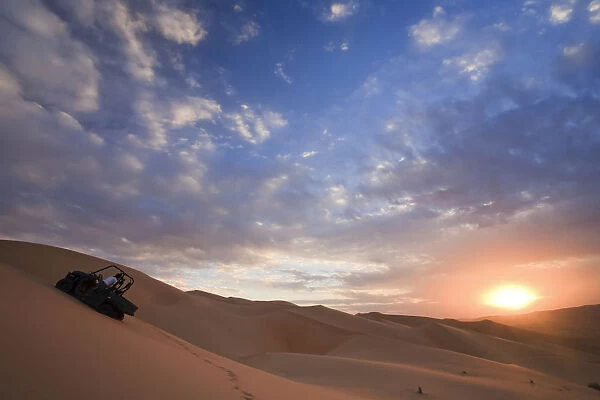 United Arab Emirates, Liwa Oasis, Tourists on Sand dunes near the Empty Quarter Desert