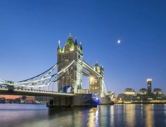 Framed Print : United Kingdom, England, London. Tower Bridge over the River Thames at dawn Framed Print : United Kingdom, England, London. Tower Bridge over the River Thames at dawn