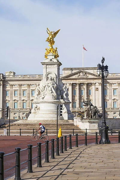 United Kingdom, England, London, Buckingham Palace and the Victoria Memorial