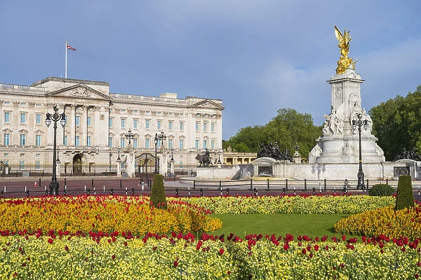 United Kingdom, England, London, Buckingham Palace, facade of the palace in Spring