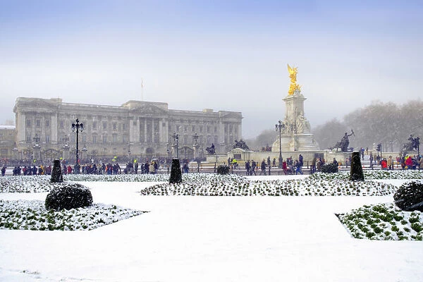 United Kingdom, England, London, Westminster, Buckingham Palace in the snow