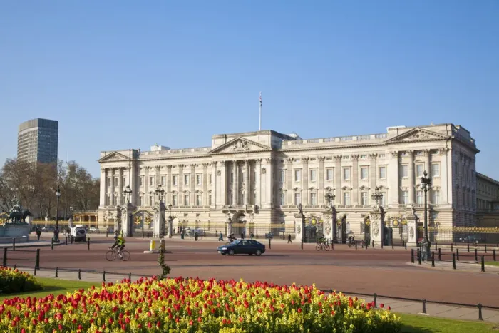 Framed Print : United Kingdom, London, Westminster, Tulips infront of Buckingham Palace Framed Print : United Kingdom, London, Westminster, Tulips infront of Buckingham Palace