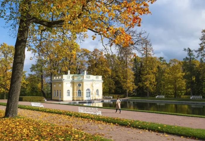Framed Print : Upper Bathhouse pavilion in autumn, Catherine Park, Pushkin (Tsarskoye Selo), near St Framed Print : Upper Bathhouse pavilion in autumn, Catherine Park, Pushkin (Tsarskoye Selo), near St