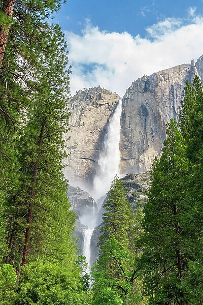 Upper and Lower Yosemite Falls, Yosemite National Park, UNESCO, Sierra Nevada, California, USA