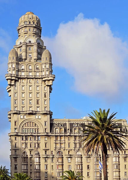 Uruguay, Montevideo, View of the Salvo Palace on the Independence Square