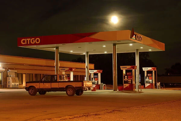 USA, Alabama, Selma, gas station at night