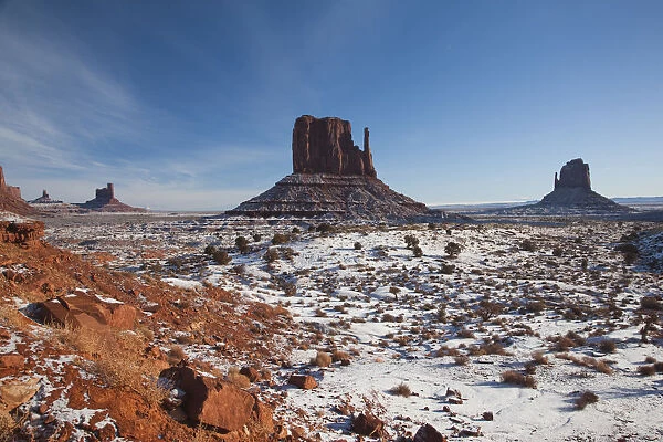 USA, Arizona, Monument Valley Navajo Tribal Park, Monument Valley in the snow, morning
