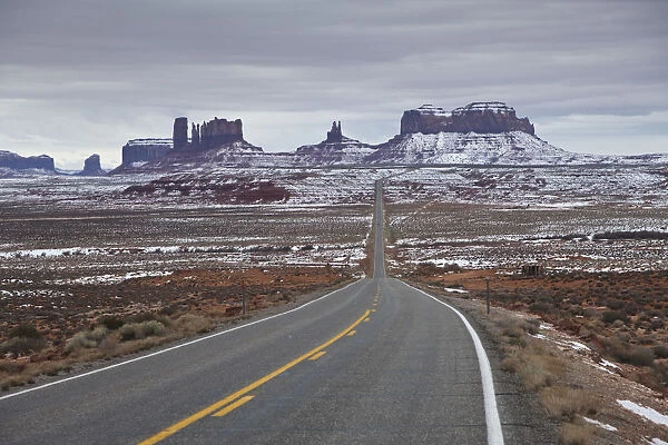 USA, Arizona, Monument Valley Navajo Tribal Park, Monument Valley in the snow along Rt