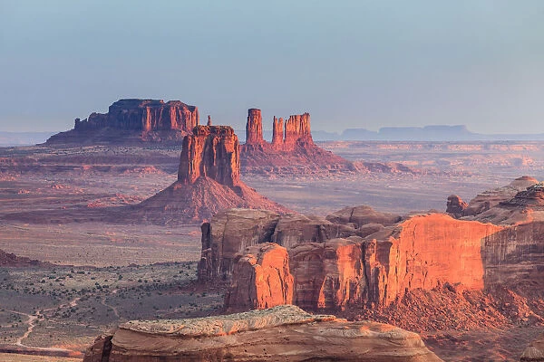 USA, Arizona, View over Monument Valley from the top of Hunts Mesa
