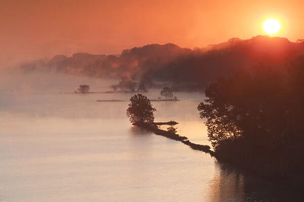 USA, Arkansas, Little Rock, Arkansas River, autumn fog