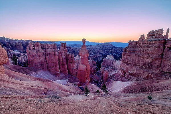 USA, Bryce Canyon, sun rising thorugh the rock formations