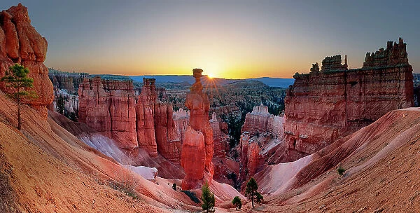 USA, Bryce Canyon, sun rising thorugh the rock formations