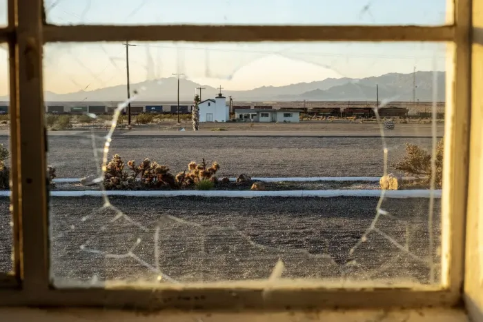 Framed Print : USA, California, Amboy: Roys Cafe, the iconic gas station on the Historic Route 66