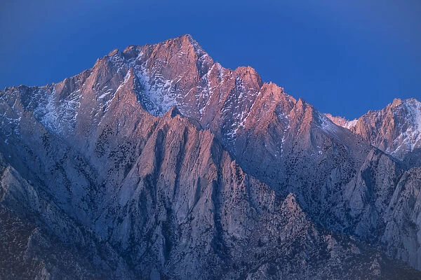 USA, California, Eastern Sierra, Lone Pine peak at dawn