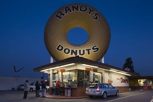 USA, California, Los Angeles, Inglewood, Randys Donuts, donut shop, dawn