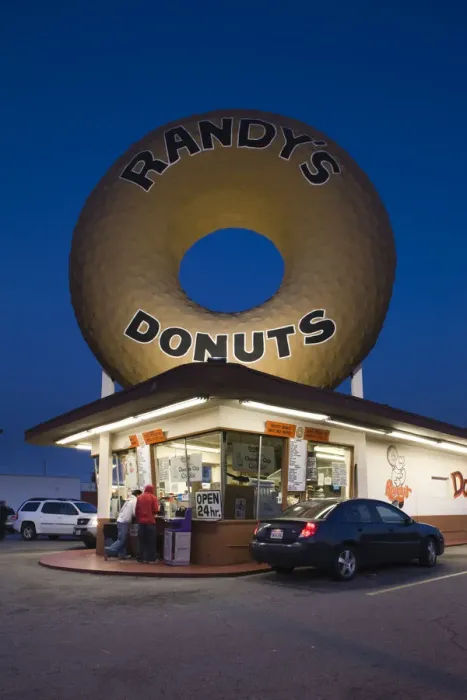Framed Print : USA, California, Los Angeles, Inglewood, Randys Donuts, donut shop, dawn Framed Print : USA, California, Los Angeles, Inglewood, Randys Donuts, donut shop, dawn