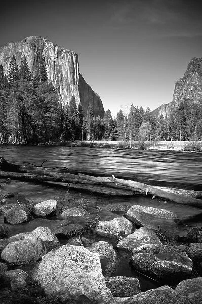 USA, California, Yosemite National Park, Merced River