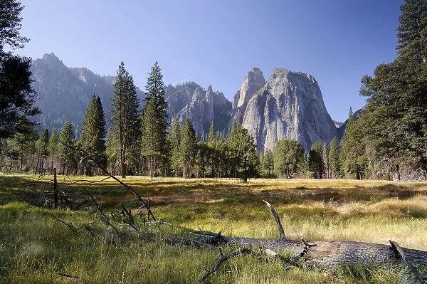 USA, California, Yosemite National Park, Yosemite Valley and Cathedral Spires