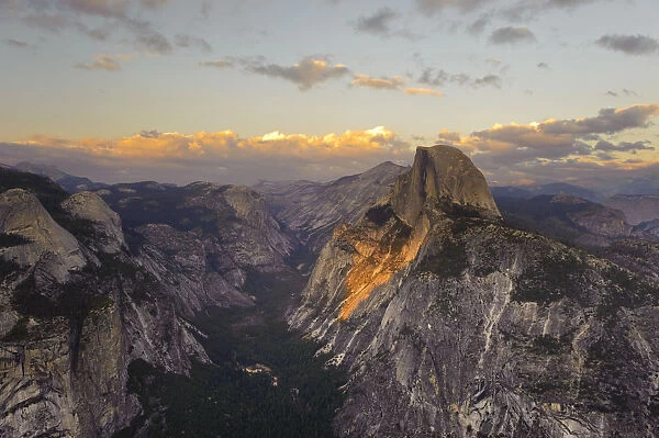 USA, California, Yosemite National Park, Glacier Point, view of Half Dome Mountain