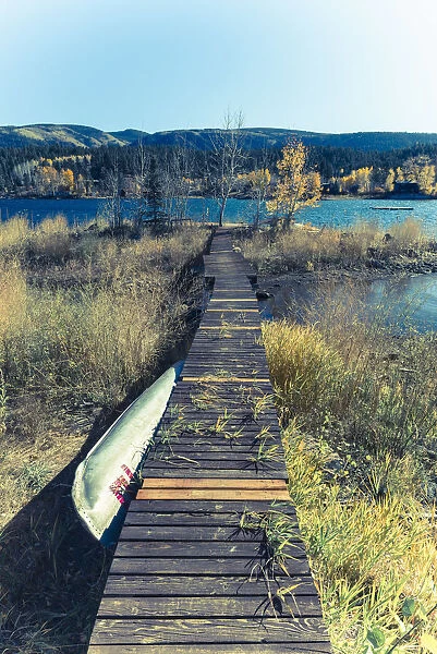 USA, Colorado, Animas River Valley north of Durango, Elektra Lake, Canoe and Boardwalk