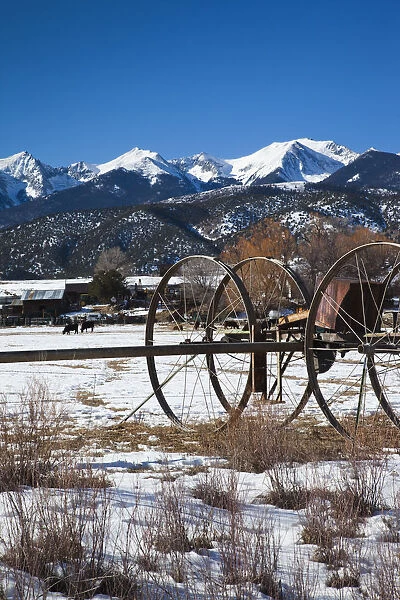 USA, Colorado, Coaldale, ranch and Sangre de Cristo Mountains, winter