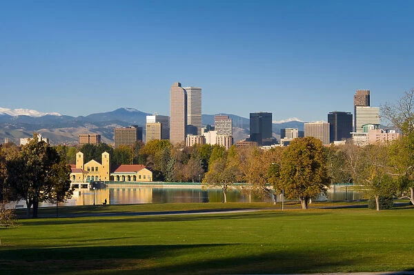 USA, Colorado, Denver, Skyline across the Denver City Park