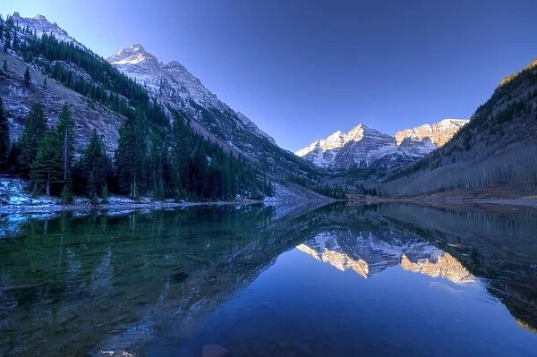 USA, Colorado, Maroon Bells Mountain reflected in Maroon Lake