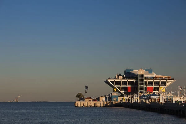 USA, Florida, St. Petersburg, The Pier, Tampa Bay, sunset