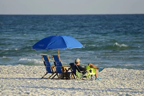 USA, Florida, Walton County, Gulf of Mexico, Seaside, relaxing in the sunset