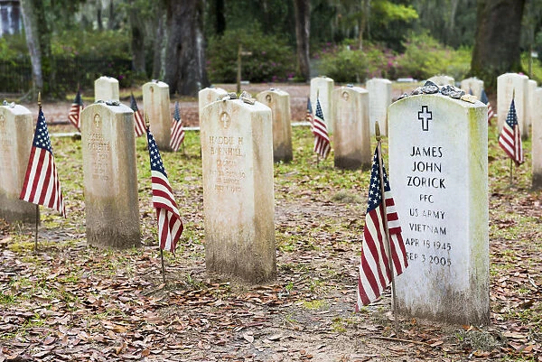 USA, Georgia, Savannah, Flags at Bonaventure cemetery